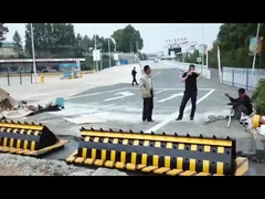 황색과 검은색 스티커 경로 장벽 시스템